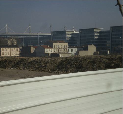 Le Stade de France vu de la rue Campra, où se trouvait l’un des grands bidonvilles de Saint-Denis. Au premier plan : les chantiers de la zac Landy-Pleyel. Cliché : Olivier Legros, février 2009.