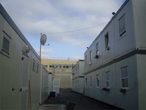 Les constructions modulaires du site d’hébergement et d’insertion de Bagnolet. Cliché : Olivier Legros, février 2009, avec l’autorisation de l’Alj 93.