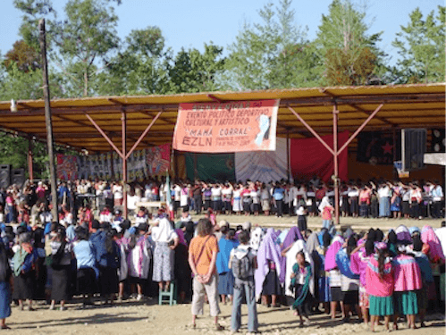 Zapatistes et sympathisants internationaux célébrant la journée Mondiale de la Femme au Caracol d’Oventic, le 8 mars 2009. Auteur : C. Marie dit Chirot.