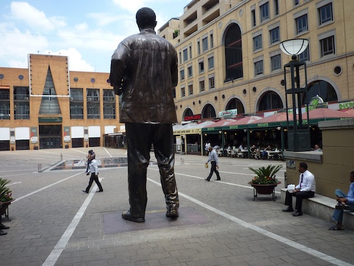 Figure 3. La statue de Nelson Mandela dominant le Nelson Mandela Square à Sandton (Gervais-Lambony, 2011)