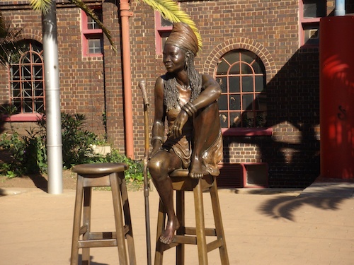 Figure 4. Brenda Fassie, vedette populaire de la chanson sud-africaine décédée en 2000. Ici, dans le quartier de Newtown à Johannesburg vous pouvez vous asseoir à ses côtés… (Gervais-Lambony, 2007).