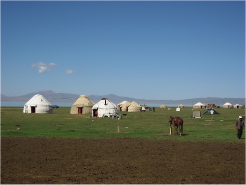 Campement de yourtes, Song Köl (Clarisse Bordier, 2007).