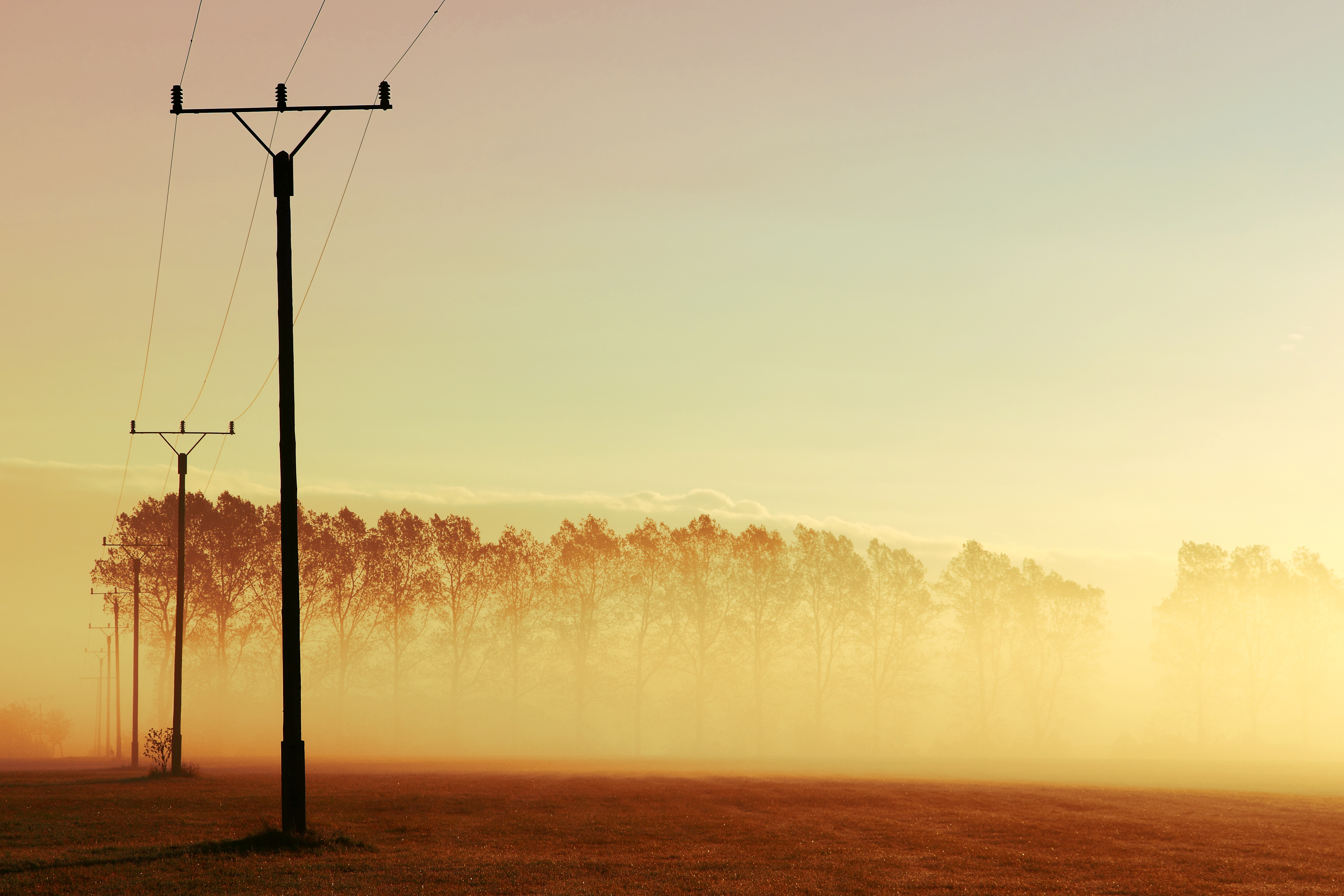 Что идет по проводам. Электрические столбы. Стонут провода слушать. Стонут провода слушать. По проводам.
