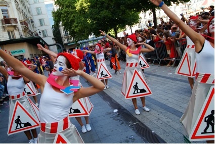 Photo 1 : La ville en chantier. Défilé de la Biennale de la danse 2006. Photographe : Stéphane Rambaud. 