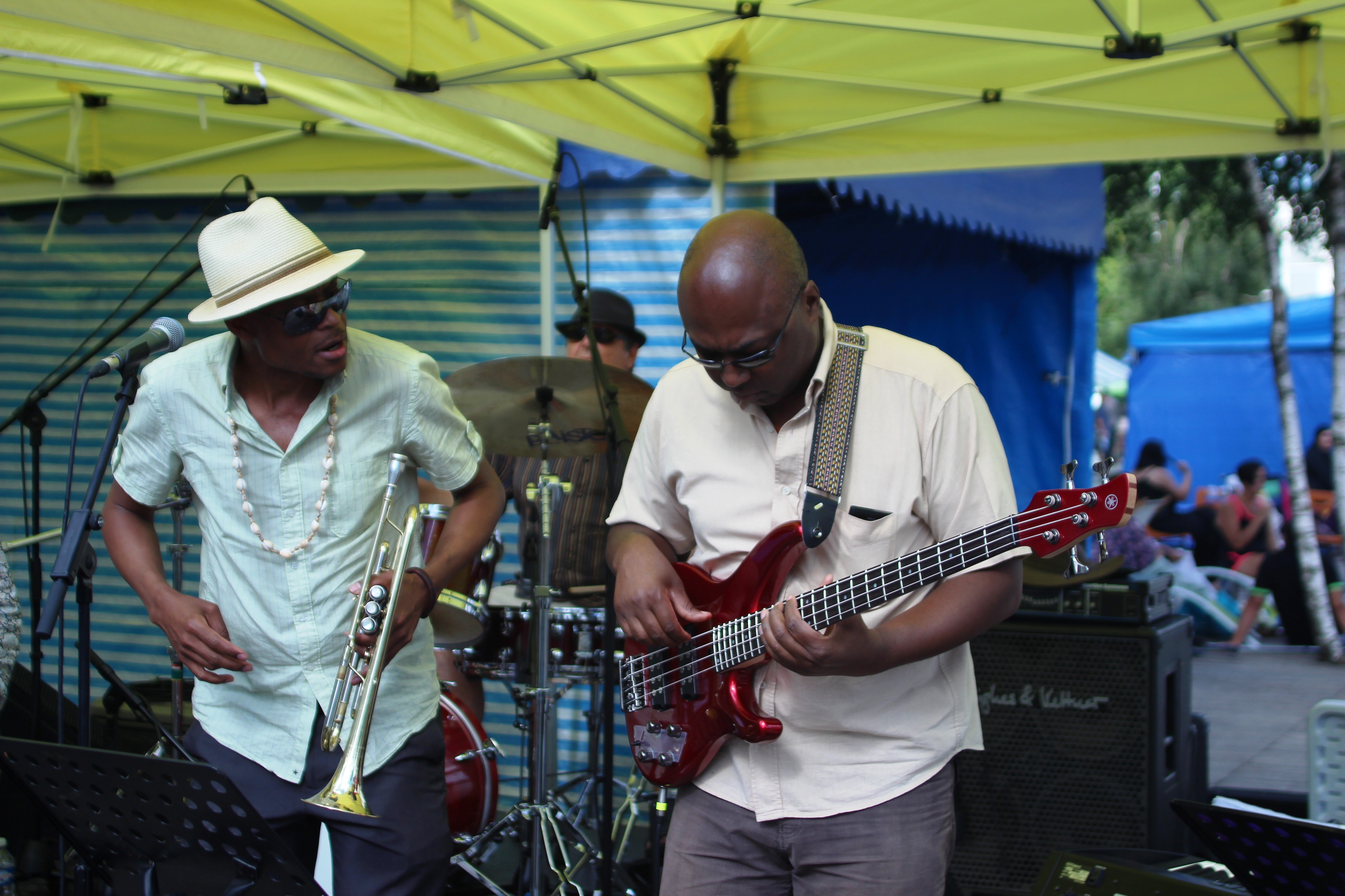 Photo 3 : (DR Prosper Nya) Prosper Nya, afro-slammeur. Trompettiste, saxophoniste et chanteur d’origine camerounaise, Propser Nya vit et travaille en France. Il a mis en mots les difficultés de la vie du sans-papier dans une chanson qui fut sélectionnée par la radio FIP, intitulée « Mamadou » : « Arrête de regarder ton nombril garçon, il a été très très mal coupé. Regarde un peu autour de toi, il y a du ménage à faire. Le débat sur l’identité nationale est ouvert, la cacophonie s’installe autour de la burka et ça pue du caca ».