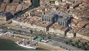 Image 2 : La Cité mondiale du vin, quai des Chartrons, accueille le commissariat de la série Section de recherches de TF1. Capture d’écran effectuée en janvier 2012.