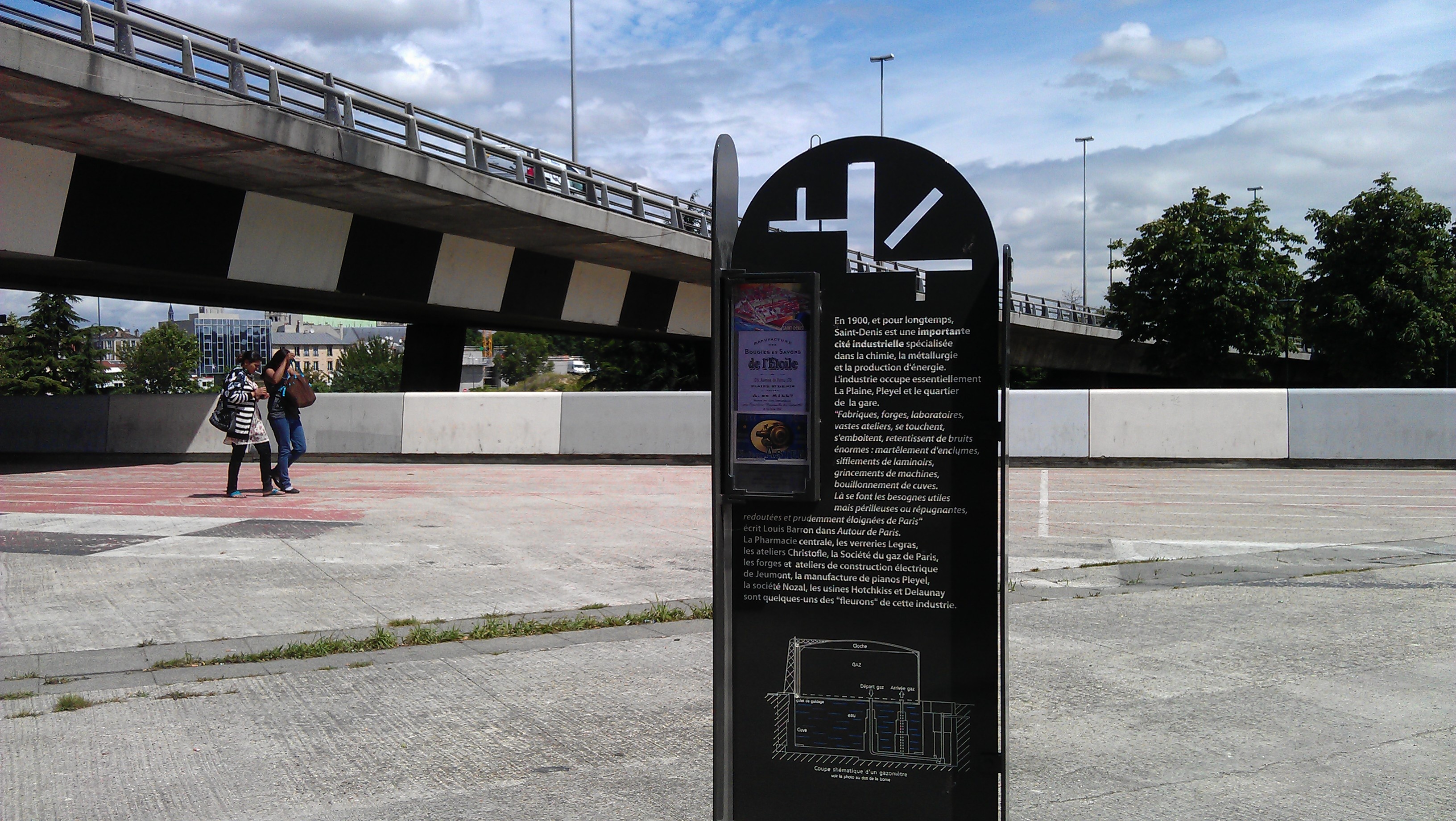 Figure 1 : La muséalisation de l’espace urbain de Saint-Denis : réarticulation du champ d’expérience industriel et de l’horizon d’attente post-industriel et revalorisation des espaces publics de banlieue. Photographie : Géraldine Djament-Tran.