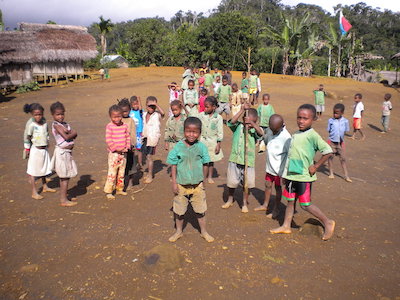 Figure 6 : …et attendre dans l’enceinte de l’école plutôt que traîner en route. Source : Asieh Ruli Yanti, 2010.